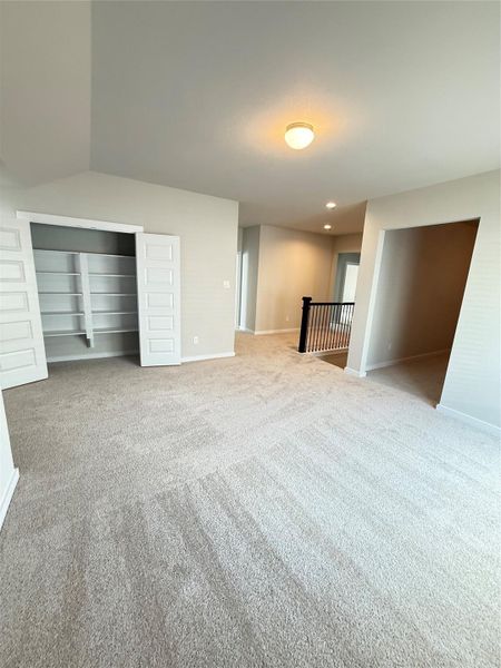 Spacious, unfurnished interior of a new home in Huntington Place, Rosharon (Image 21).