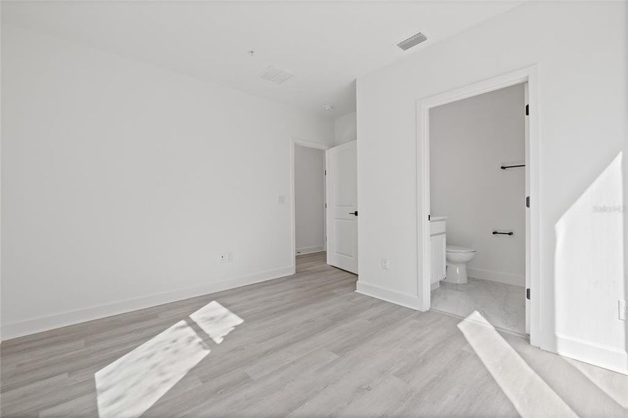 Spacious, unfurnished interior of a new home in , St. Petersburg (Image 25).