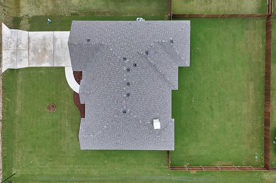 Spacious fenced yard with sprinkler system! Spacious fenced yard with sprinkler system!