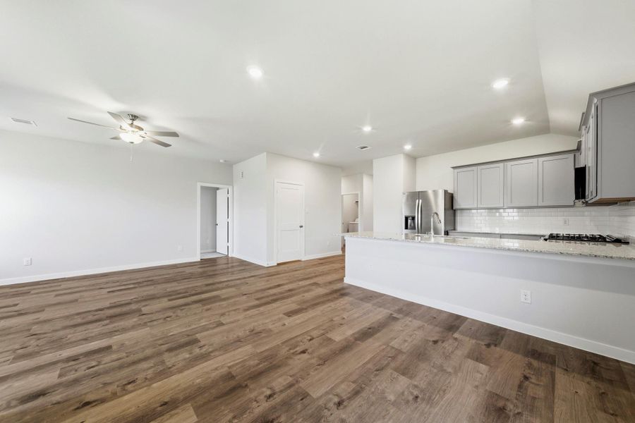 Spacious, unfurnished interior of a new home in Caney Mills, Conroe (Image 8).