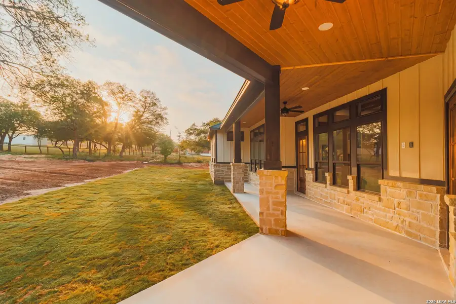 Exterior details and patio area of a home in , La Vernia (Image 3).