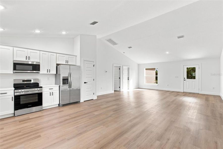 Spacious, unfurnished interior of a new home in , Sebring (Image 28).