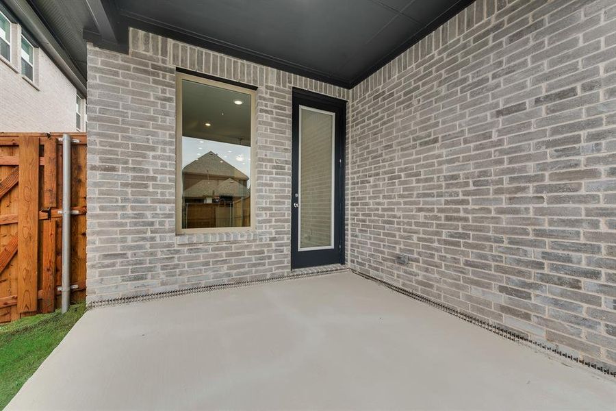 Exterior details and patio area of a home in Edgewater, Fate (Image 3).