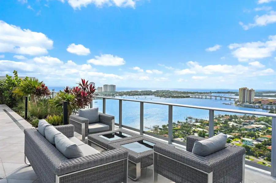 Rooftop Pool - Sun Deck Rooftop Pool - Sun Deck