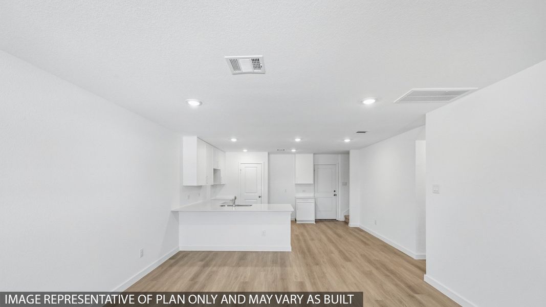 Spacious, unfurnished interior of a new home in Baron Village, Conroe (Image 5).