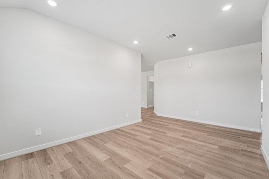 Spacious, unfurnished interior of a new home in Stewart's Ranch, Conroe (Image 20).