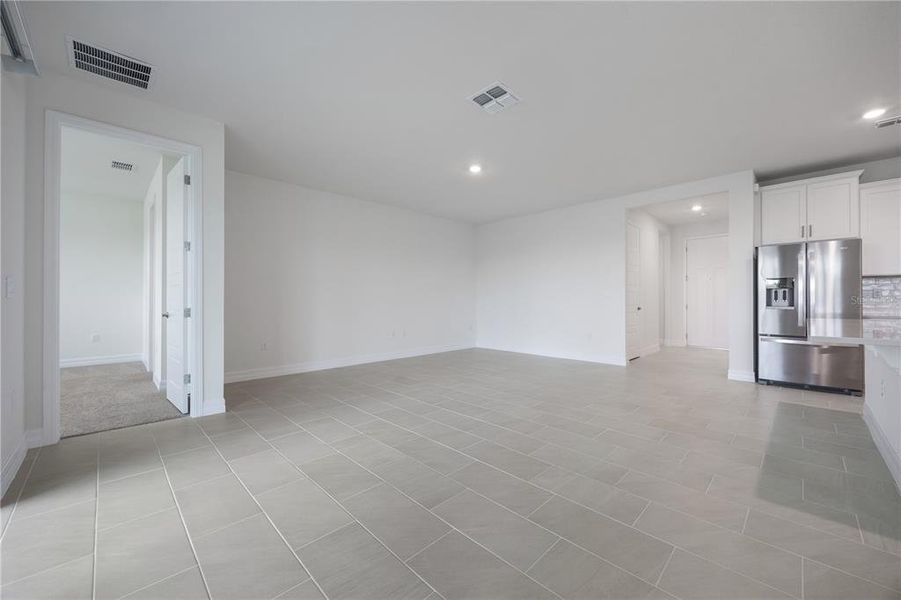 Spacious, unfurnished interior of a new home in Lakes of Mount Dora, Mount Dora (Image 16).