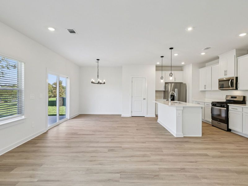 Spacious, unfurnished interior of a new home in Bear Springs, Columbia (Image 7).