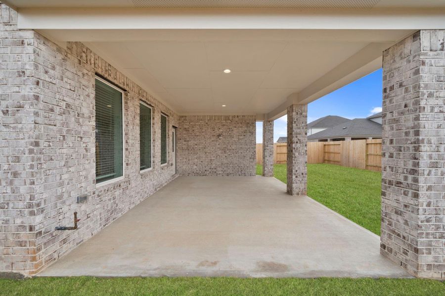 Exterior details and patio area of a home in Sunterra Lakes, Fulshear (Image 4).