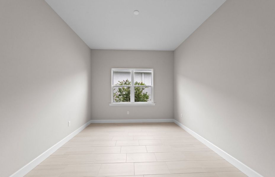 Spacious, unfurnished interior of a new home in Del Webb Oak Creek, North Fort Myers (Image 32).