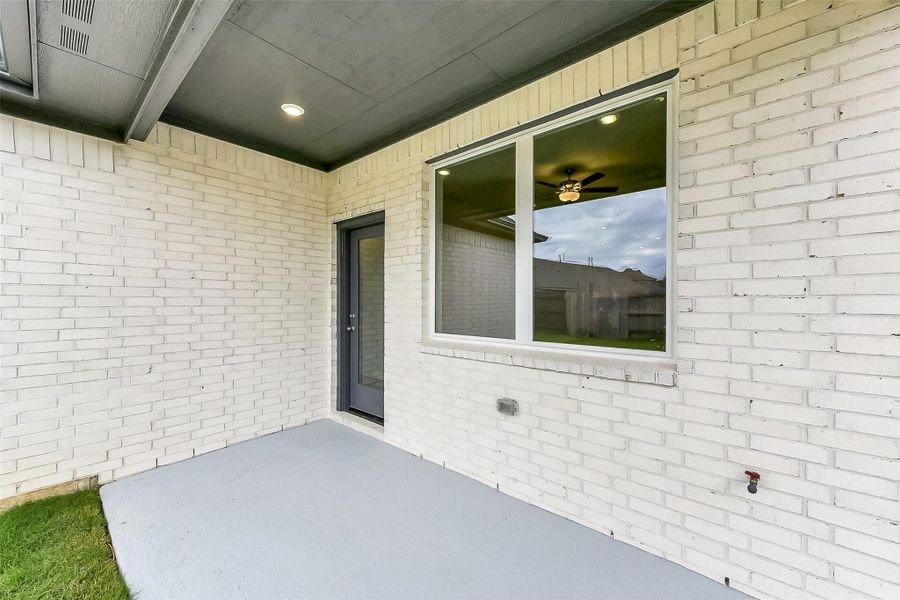 Exterior details and patio area of a home in Evergreen 40', Conroe (Image 24).
