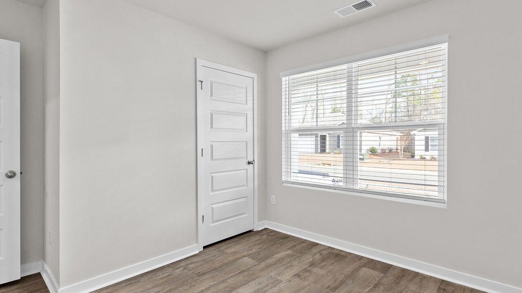 Spacious, unfurnished interior of a new home in Vineyard Trail, Jacksonville (Image 21).