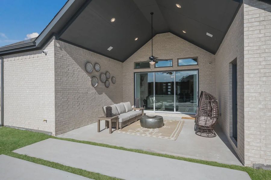 Exterior details and patio area of a home in Las Lomas 60's, Forney (Image 3).