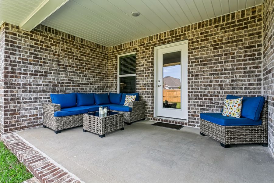 Exterior details and patio area of a home in Buckeyes Landing, Navarre (Image 22).