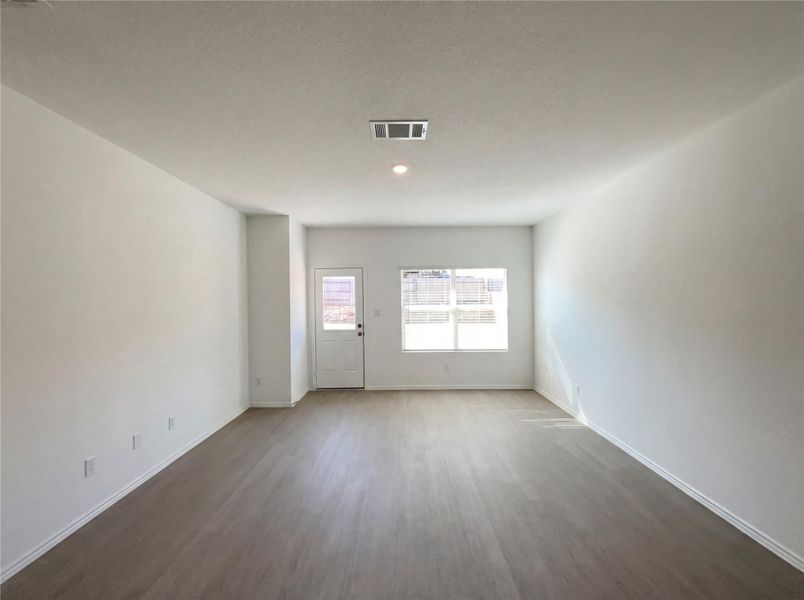 Spacious, unfurnished interior of a new home in The Colony, Bastrop (Image 23).