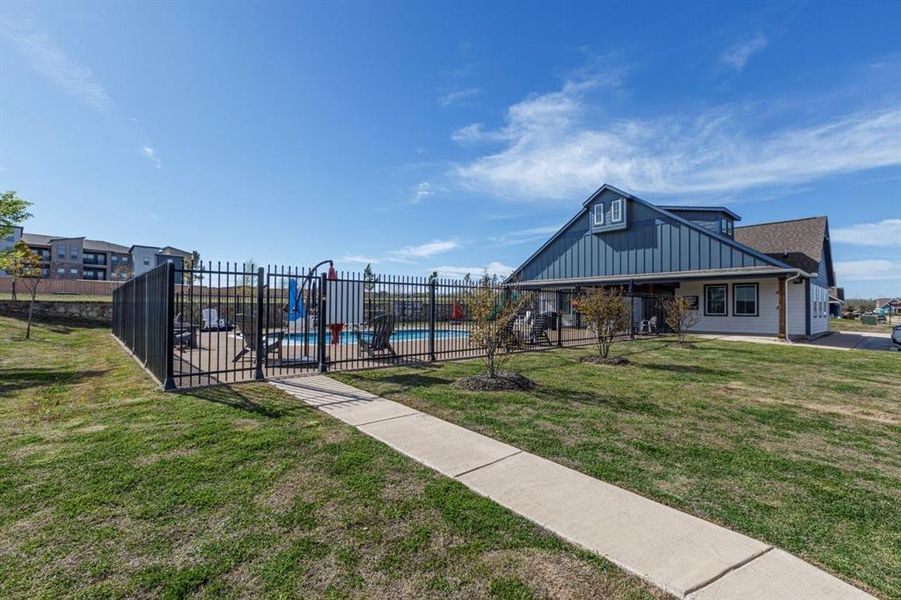 Community amenities in Heritage Towne, Grand Prairie (Image 28).