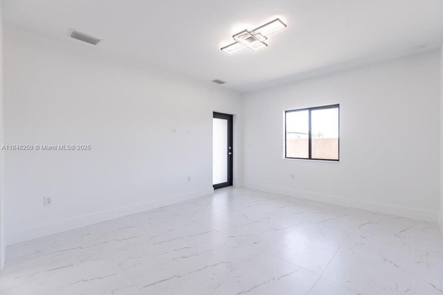 Spacious, unfurnished interior of a new home in , Cape Coral (Image 13).