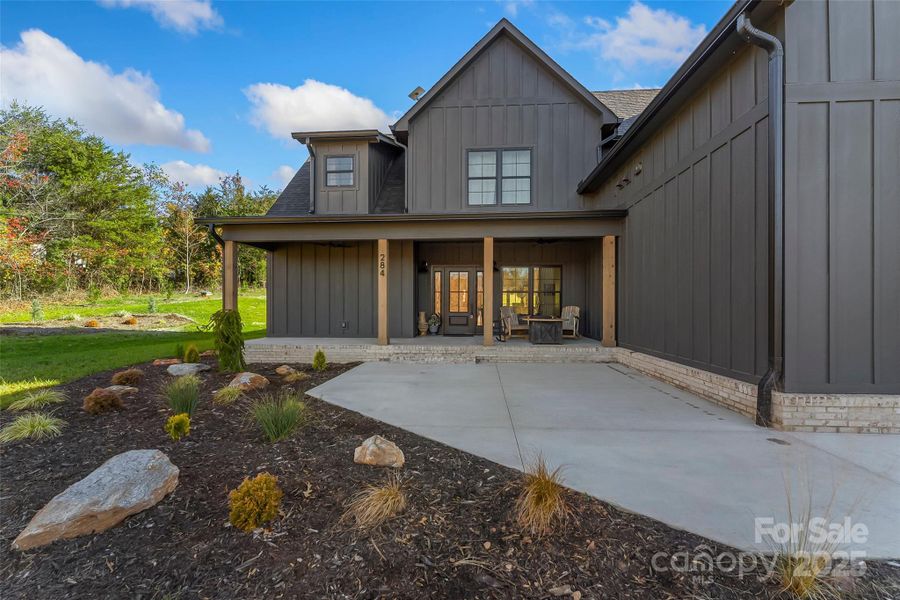 Exterior details and patio area of a home in , Nebo (Image 4).