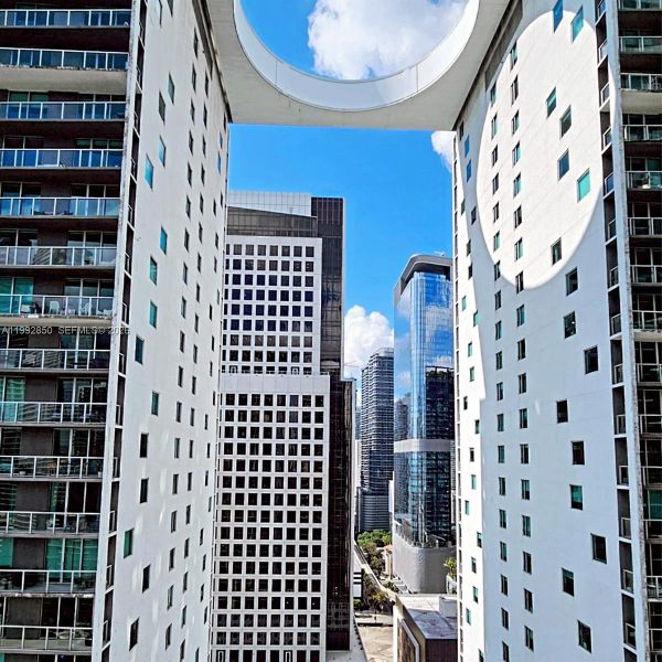 Condo located in Miami, FL showcasing its design and architecture (Image 26).