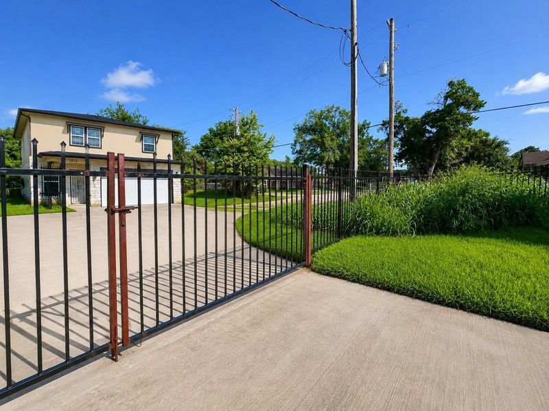 Community amenities in , Houston (Image 25).