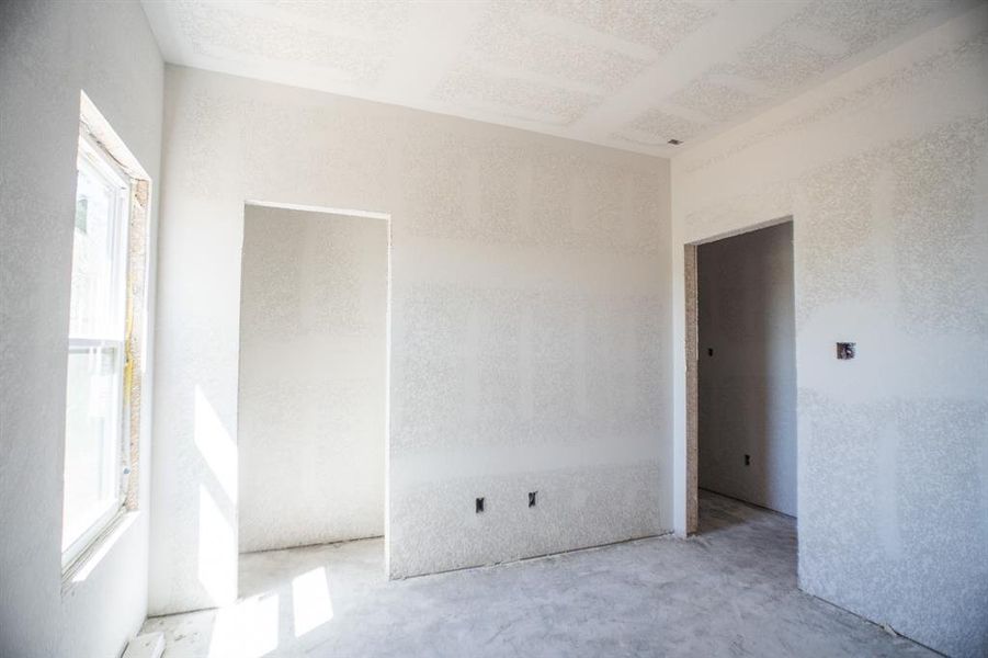 Spacious, unfurnished interior of a new home in , Navasota (Image 8).