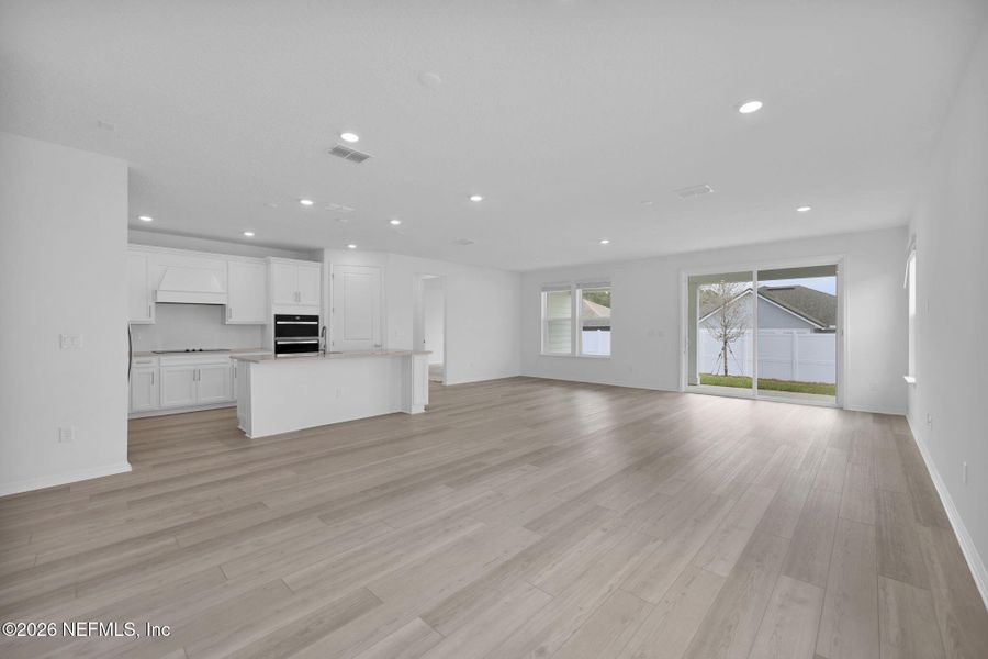 Spacious, unfurnished interior of a new home in Murray Farms, Middleburg (Image 19).