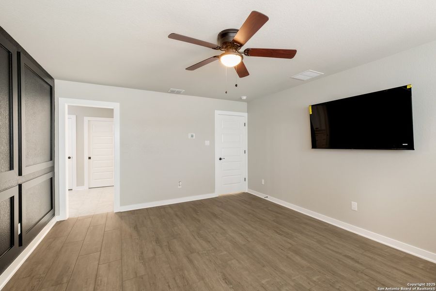 Spacious, unfurnished interior of a new home in , Lakehills (Image 21).
