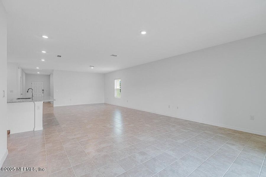 Spacious, unfurnished interior of a new home in Coopers Meadow, Jacksonville (Image 16).