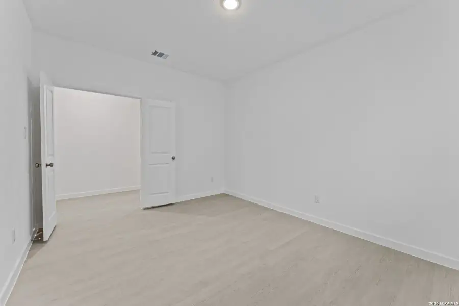 Spacious, unfurnished interior of a new home in Brookmill, San Antonio (Image 19).