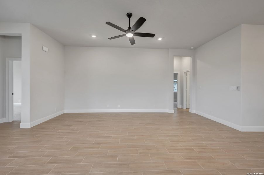 Spacious, unfurnished interior of a new home in Davis Ranch 50', San Antonio (Image 30).