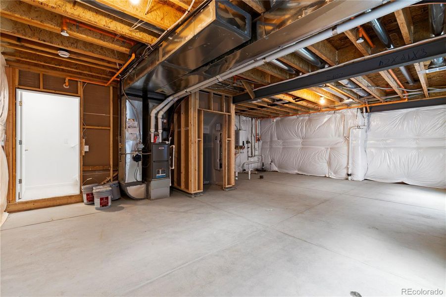 Spacious, unfurnished interior of a new home in Westerly, Erie (Image 19).