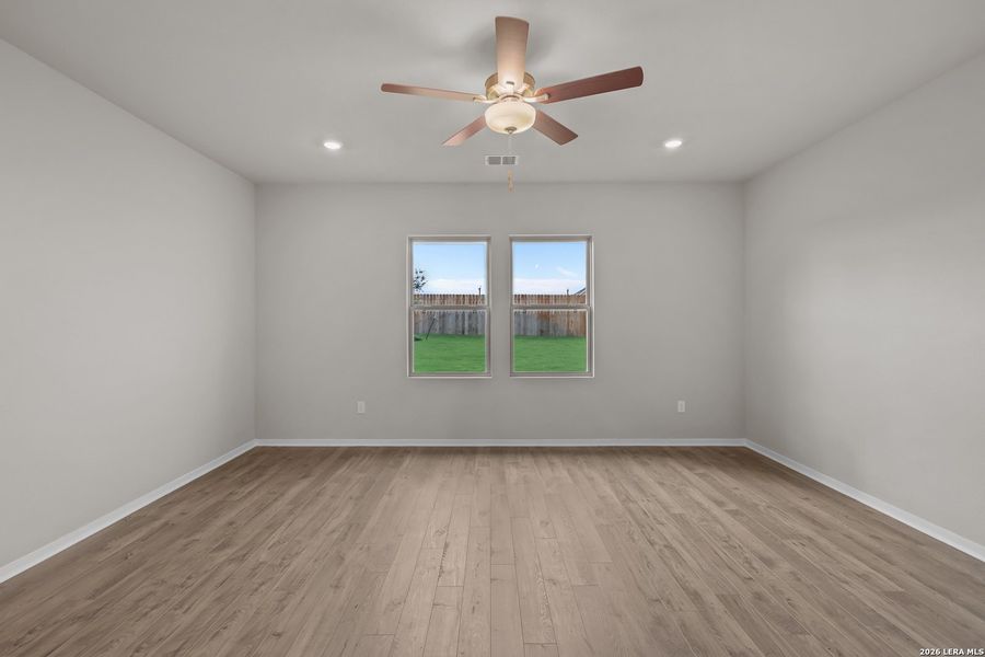 Spacious, unfurnished interior of a new home in Garden Grove, San Antonio (Image 33).