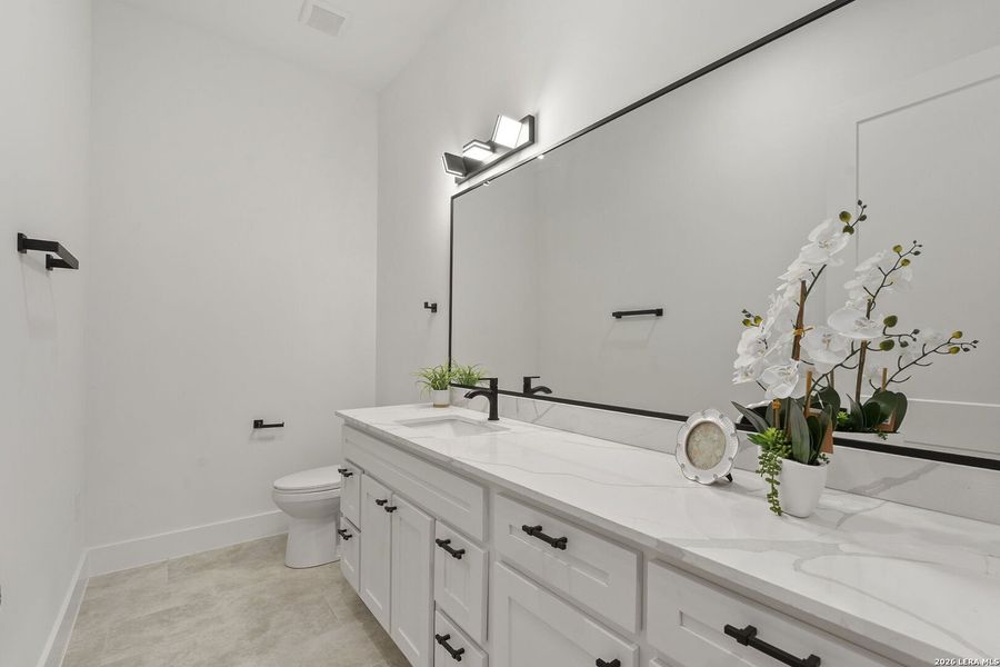 Furnished interior view inside a new home in , Bandera (Image 37).
