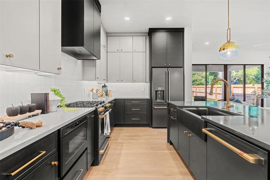 Furnished interior view inside a new home in , Orlando (Image 10).