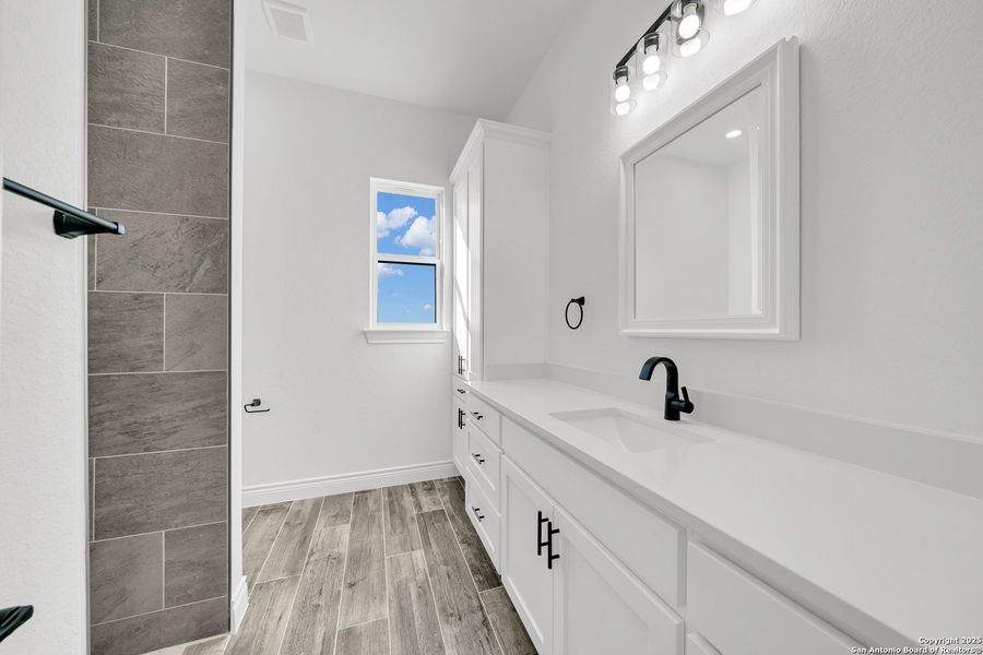 Furnished interior view inside a new home in , La Vernia (Image 8).