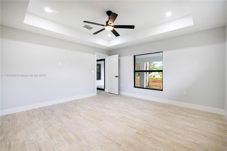 Spacious, unfurnished interior of a new home in , Lehigh Acres (Image 39).