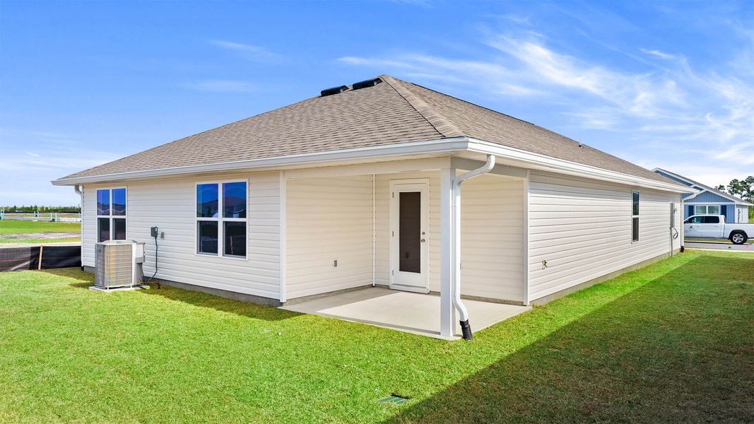 Exterior details and patio area of a home in Titus Park, Panama City (Image 3).