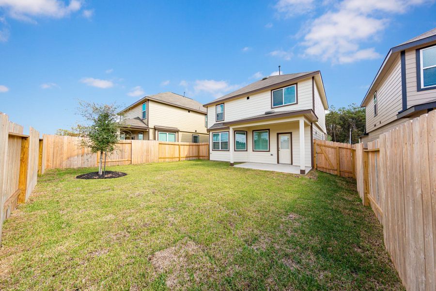 Exterior details and patio area of a home in Mackenzie Creek, Conroe (Image 3).