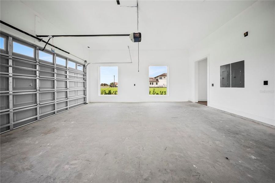 Spacious, unfurnished interior of a new home in , Lake Alfred (Image 49).