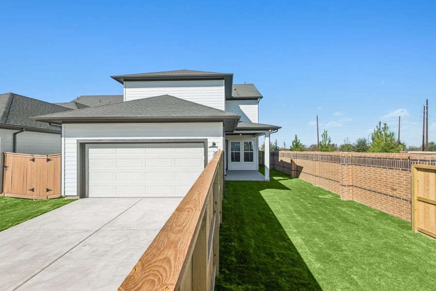 Exterior details and patio area of a home in Elyson 40', Katy (Image 3).
