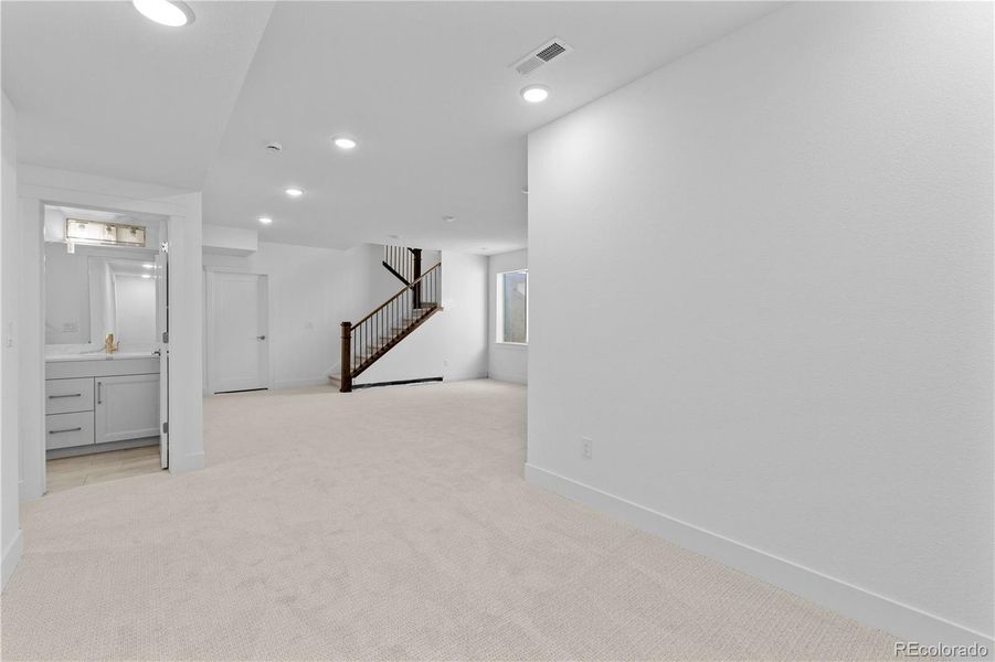 Spacious, unfurnished interior of a new home in Dillon Pointe - Journey, Broomfield (Image 24).