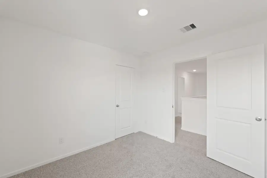Spacious, unfurnished interior of a new home in Mill Creek, Magnolia (Image 6).