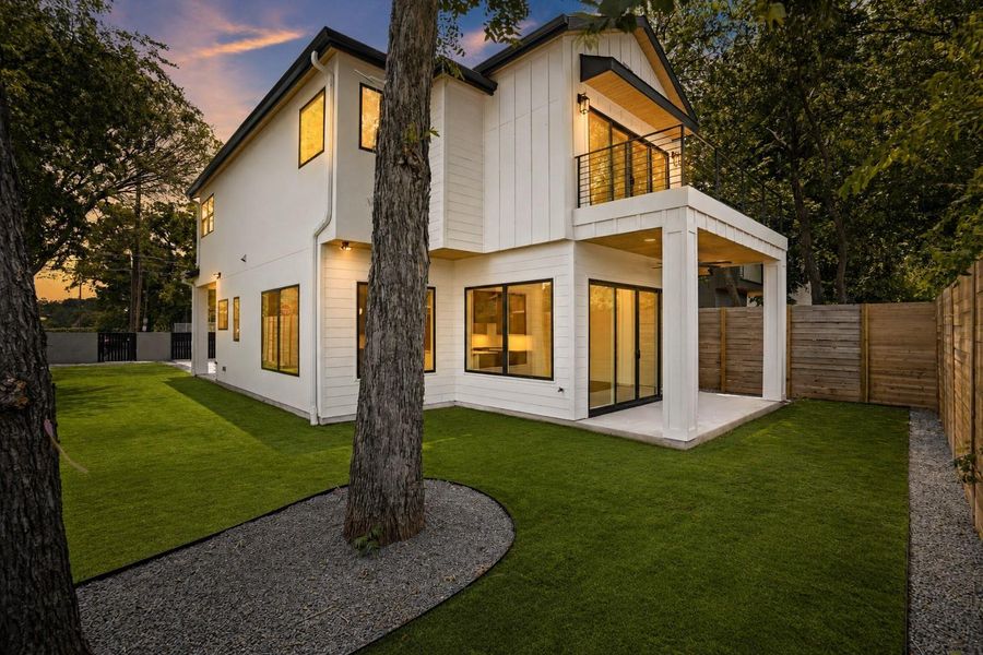 Modern architecture defines this dwelling, complemented by a private yard and thoughtful landscaping.