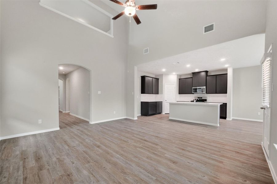 Spacious, unfurnished interior of a new home in Rollingbrook Estates, Baytown (Image 32).