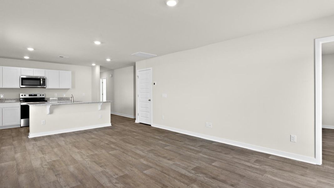 Spacious, unfurnished interior of a new home in Eagle Creek, Bolivia (Image 11).