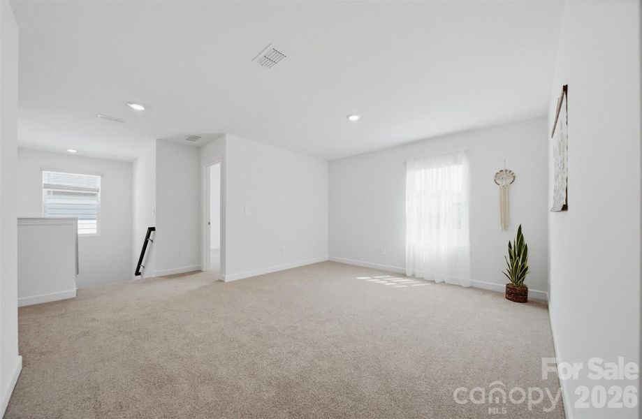 Spacious, unfurnished interior of a new home in Buffalo Ridge, Newton (Image 21).