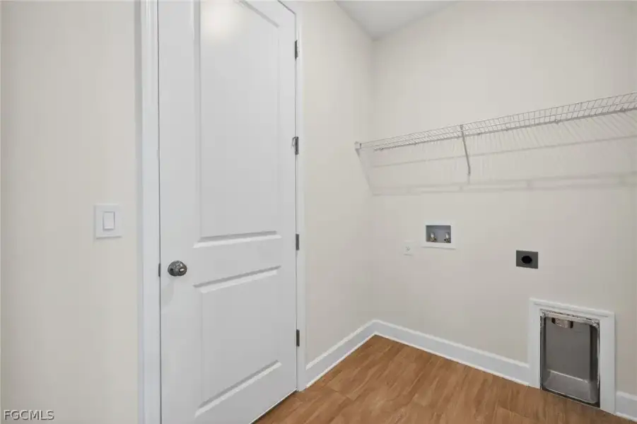 Spacious, unfurnished interior of a new home in Cape Coral, Cape Coral (Image 33).