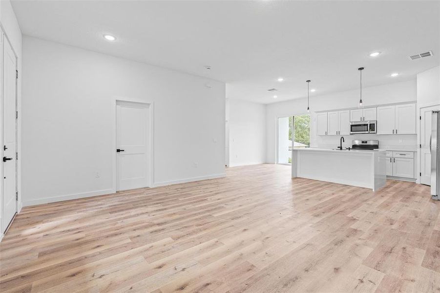 Spacious, unfurnished interior of a new home in , Citrus Springs (Image 20).