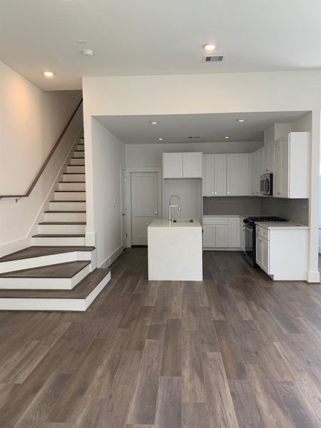 Spacious, unfurnished interior of a new home in , Houston (Image 8).