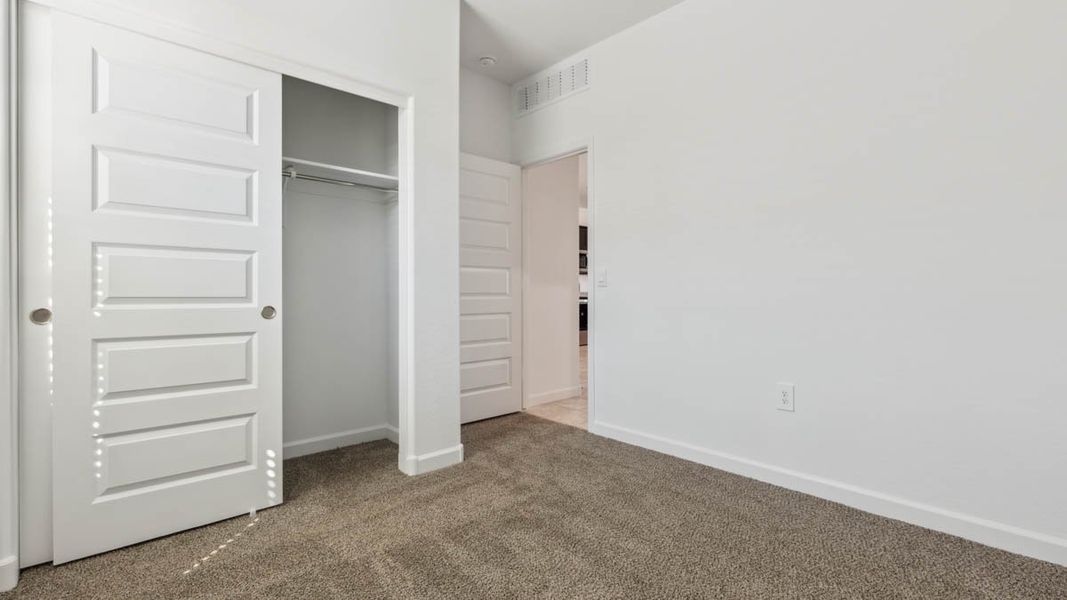 Spacious, unfurnished interior of a new home in Sorrento, Maricopa (Image 27).